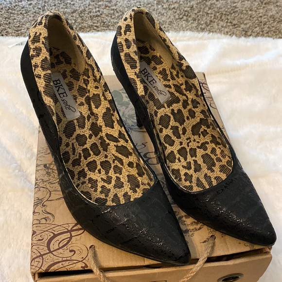 BKE Heels, size 8.5, textured material with leopard print details - Picture 5 of 6
